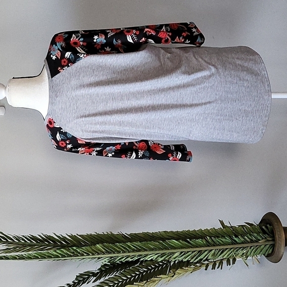 LuLaRoe Randy gray raglan tee with black floral 3/4 length sleeves NWT - Picture 3 of 8